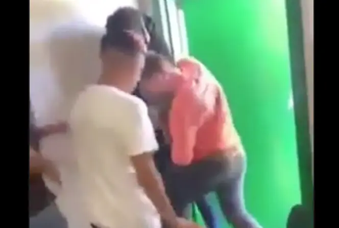 Kid In Orange Fucks Up Other Kid For Stealing His Brothers Phone!