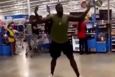 Shaq Lookalike Gets Into a Scrap In Walmart, Doesn’t Do Too Well!