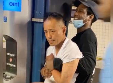 Man Allegedly Attempted To R*pe Girl On The Train And These Citizens Teach Him A Lesson!